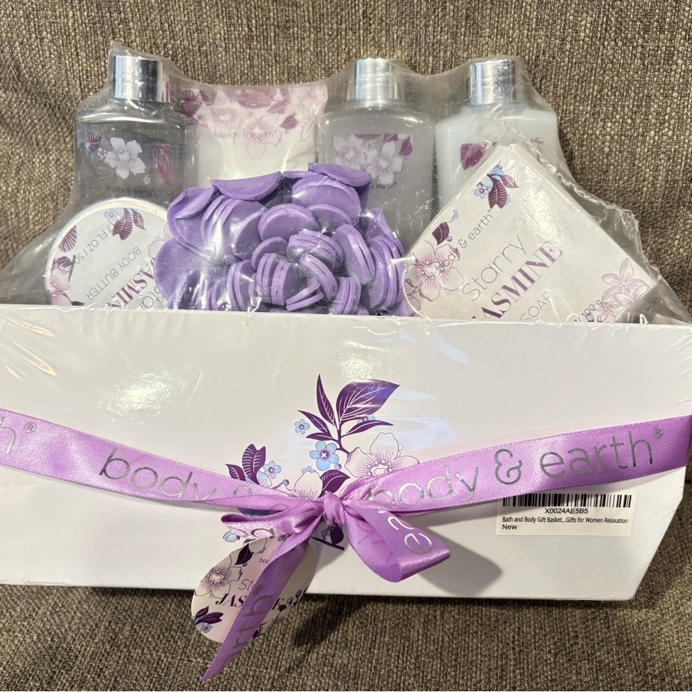 Beautiful 8 Piece Luxury Jasmine Bath Spa Set NWT